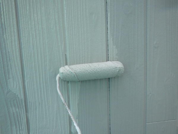 パラペットの上塗り中です