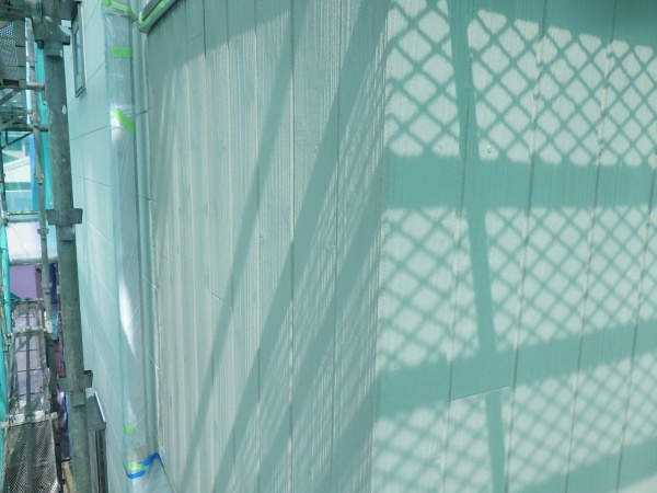 パラペットの上塗り中です