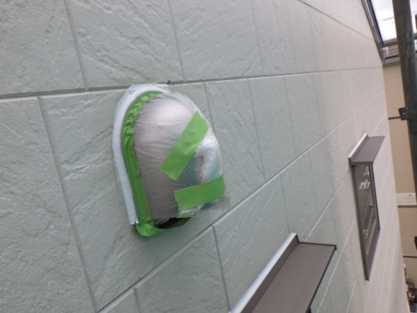 外壁の役物養生をしました