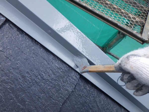 ケラバ包み板金の中塗り中です