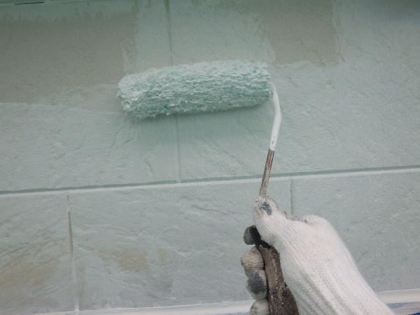 外壁の下塗り中です