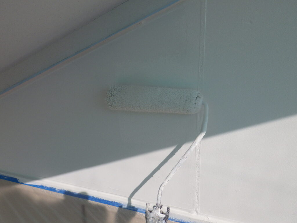 ローラー塗装中