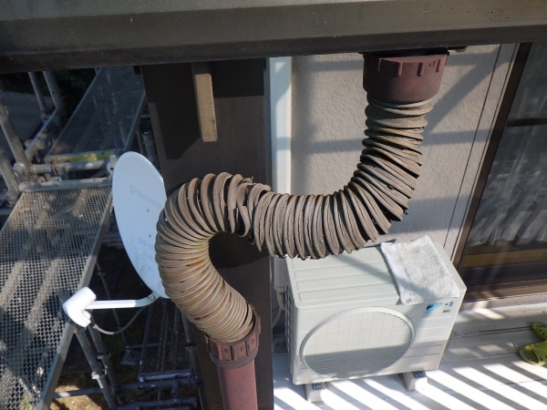 交換前のテラス樋の状態です