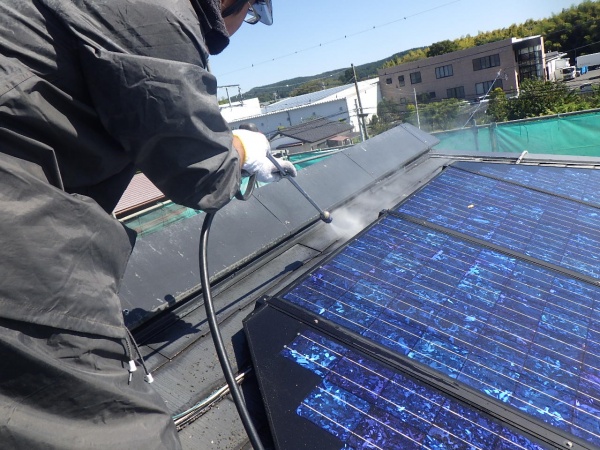 スレート屋根の高圧洗浄中です
