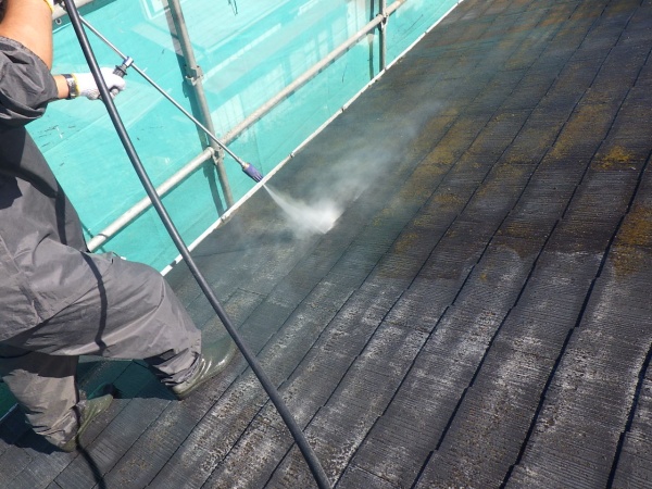 スレート屋根の高圧洗浄中です