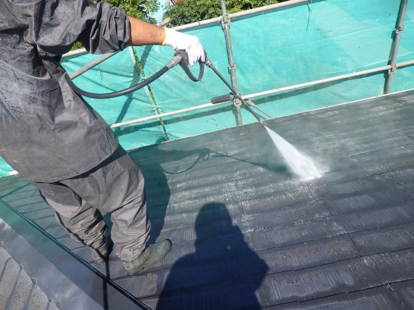 スレート屋根の高圧洗浄中です