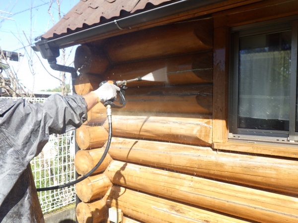 丸太の高圧洗浄中です