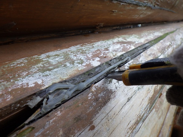 丸太シーリングの撤去中です