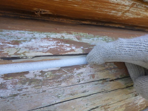 丸太のひびにバックアップ材を入れました