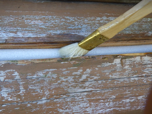 丸太のひびにプライマーを塗布しました