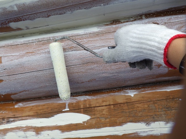 ログハウス丸太部分の下塗り中です