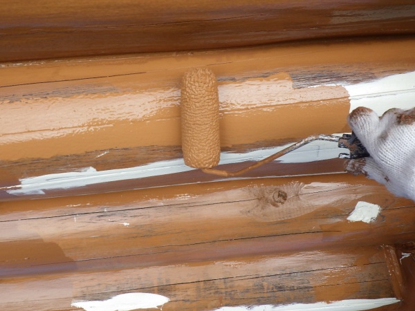 ログハウス丸太部分の中塗り中です