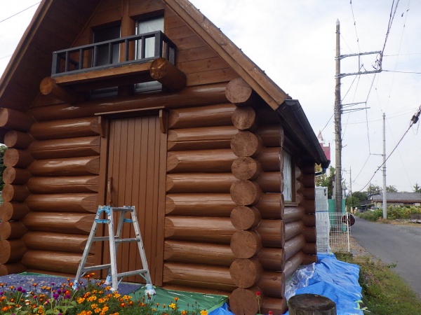 ログハウス丸太部分の中塗り終了です