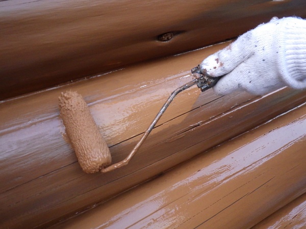 ログハウス丸太部分の上塗り中です