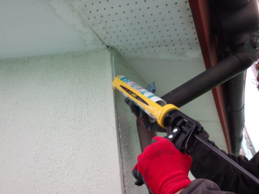 外壁目地打ち替え中