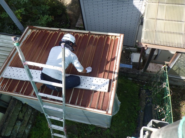 倉庫屋根のケレン中です