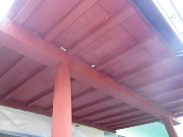 玄関屋根の下塗り終了です