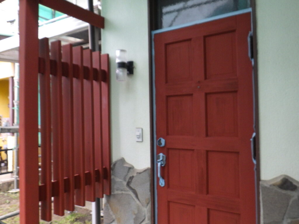 玄関ドアの下塗り終了