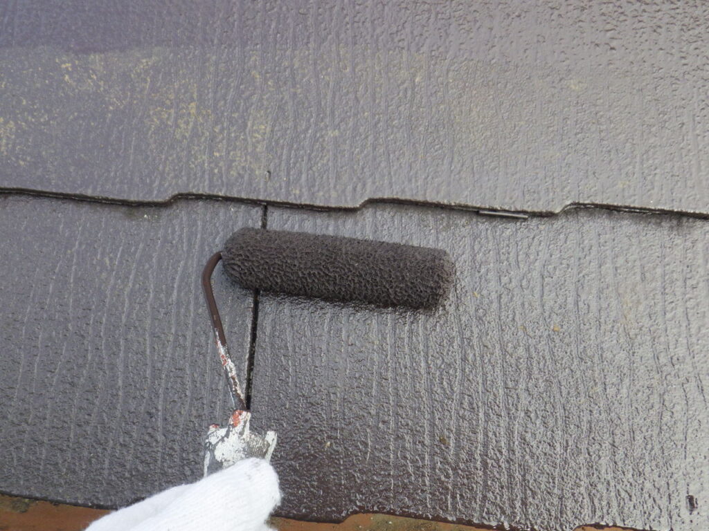 スレート屋根上塗り中