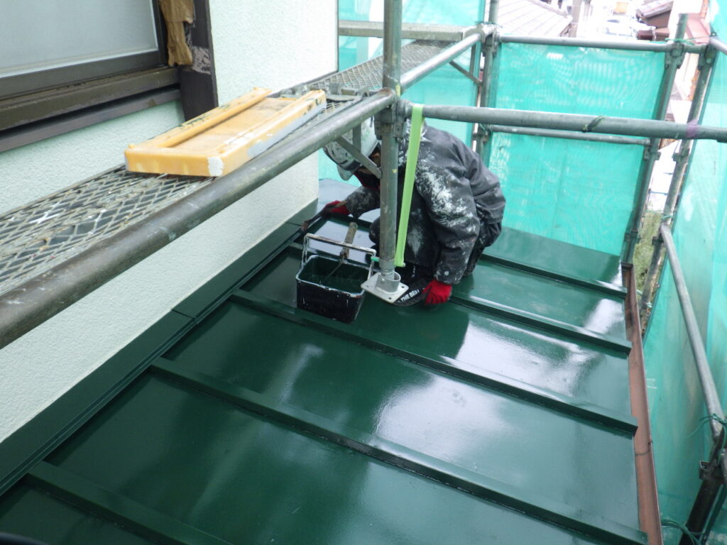 下屋根上塗り中