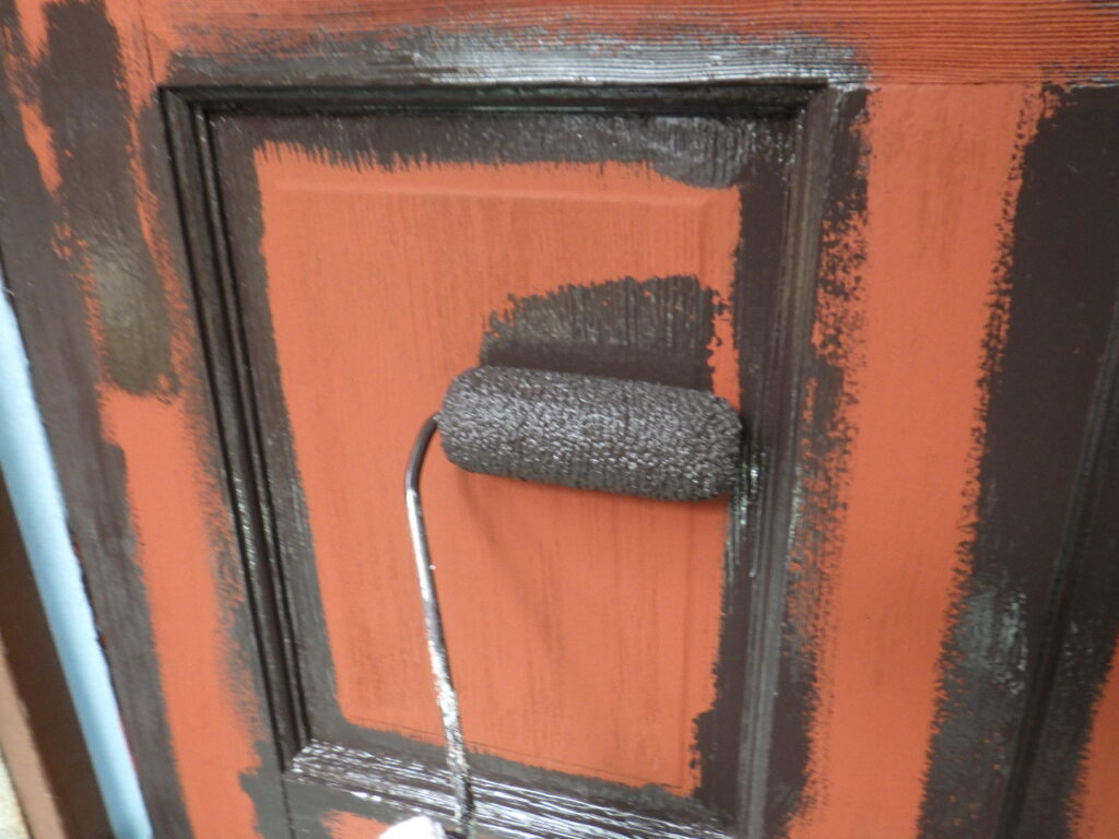 玄関ドア中塗り中