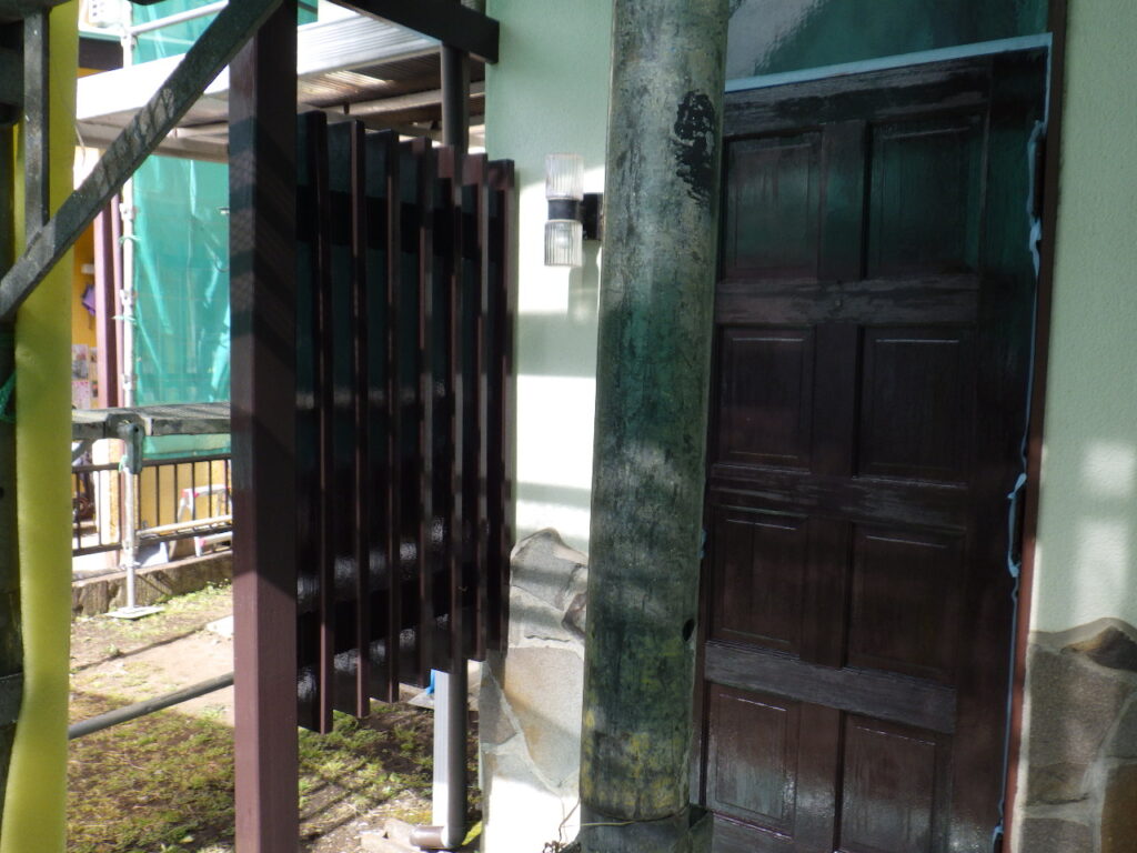 玄関ドア中塗り終了