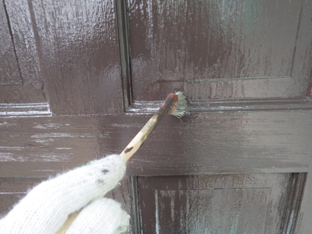 玄関ドア上塗り中