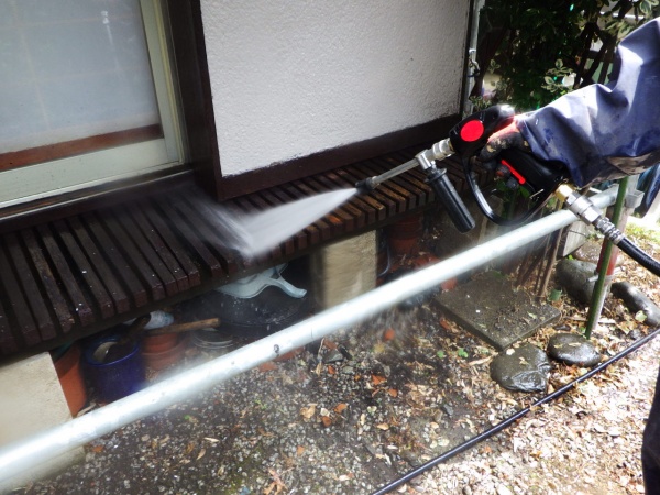 外壁高圧洗浄中です