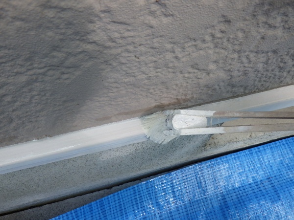 土台水切の錆止め塗装中です