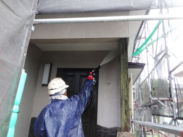 外壁高圧洗浄中です