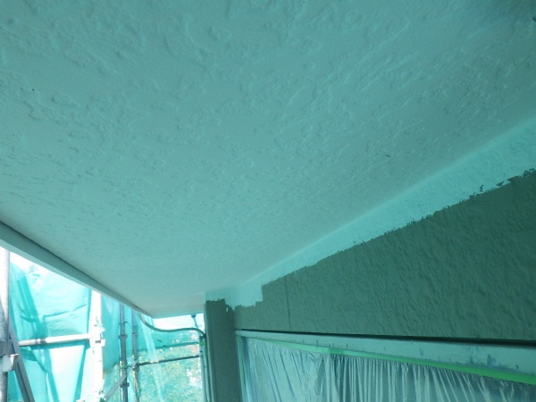 軒天の１回目塗装終了です