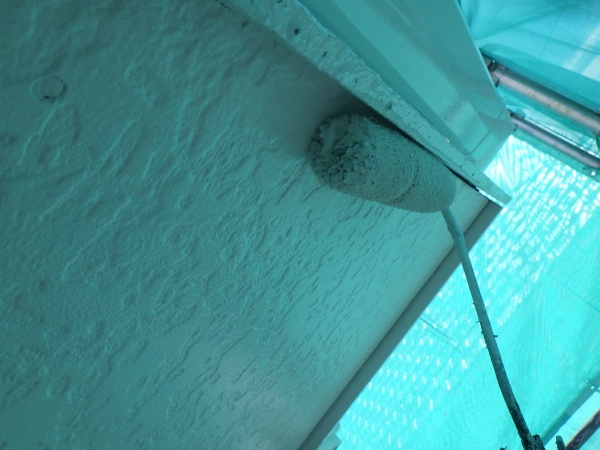 軒天の２回目塗装中です