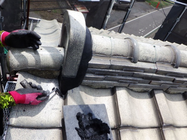 漆喰の増し詰め中です