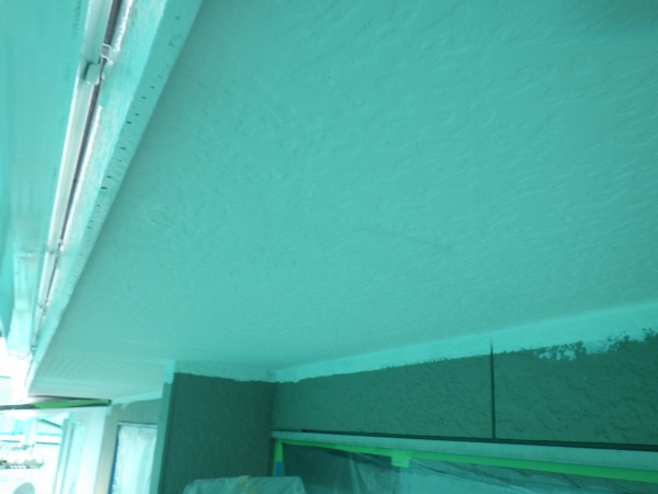 軒天の２回目塗装終了です