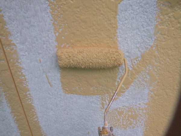 外壁の中塗り塗装中です