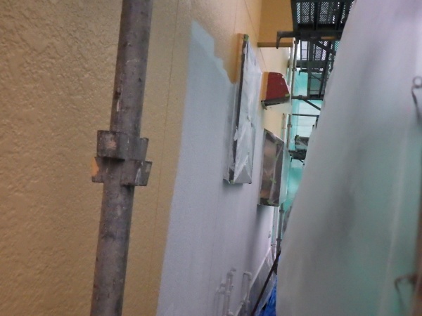 外壁の中塗り塗装中です