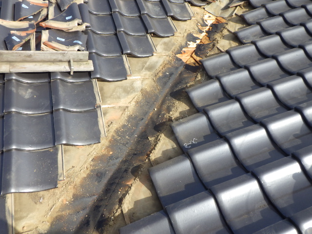 瓦を取り外しました