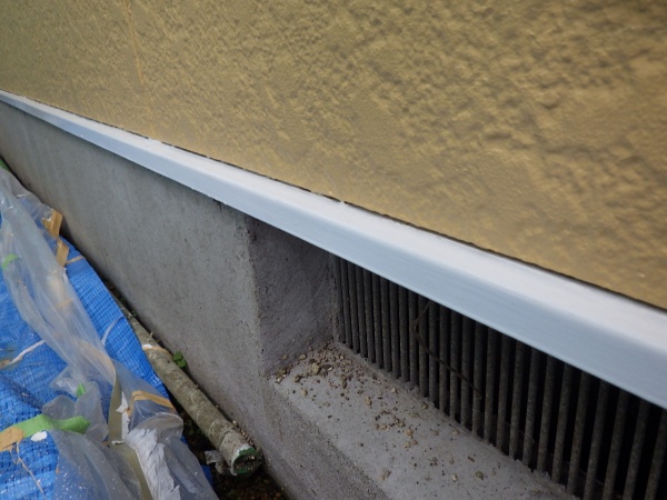 土台水切りの中塗り終了です