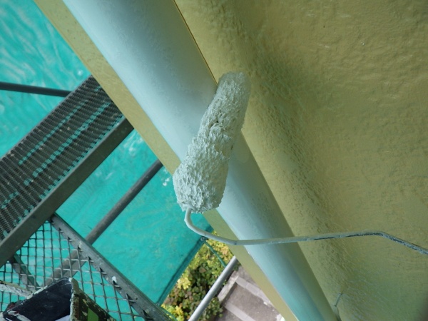 竪樋の２回目塗装中です