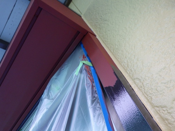 外壁板金部の中塗り塗装中です