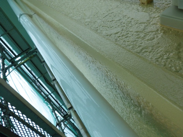 竪樋の２回目塗装終了です