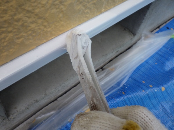 土台水切りの上塗り中です