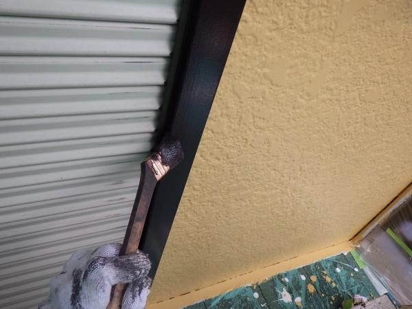 外壁板金部の上塗り塗装中です