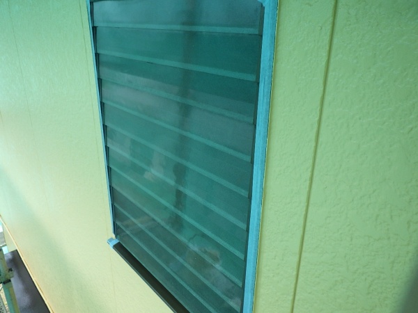 窓枠周りの補修中です