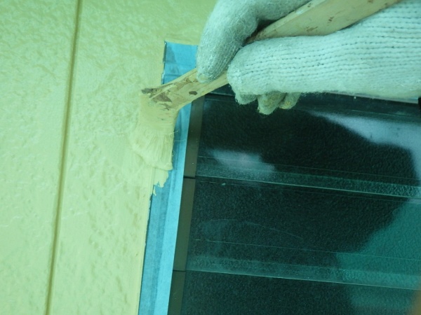 窓枠周りの補修中です