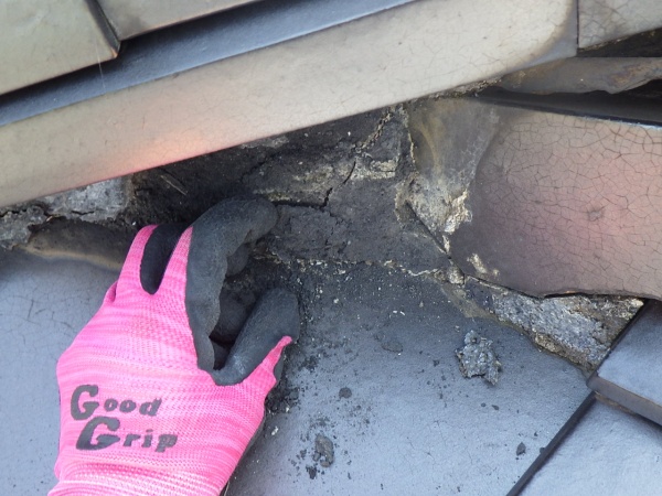 傷んだ漆喰の撤去中です