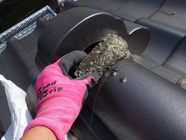 傷んだ漆喰の撤去中です