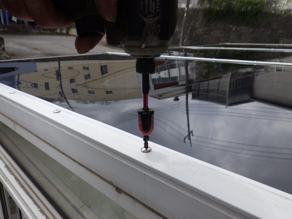 新規屋根材の固定中