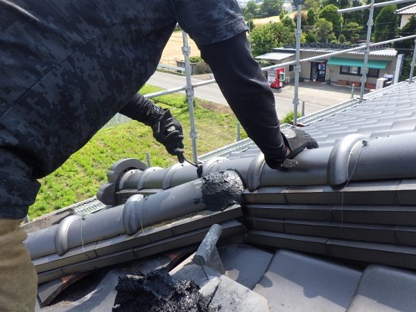 鬼首と棟尻の漆喰打ち直し中です