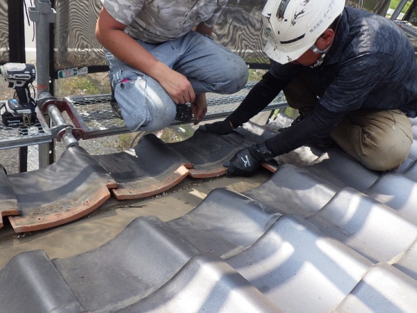 和瓦の差し替え中です